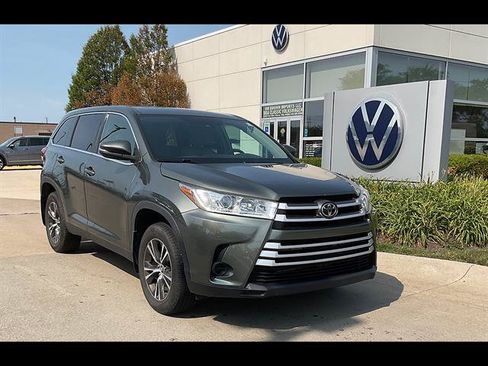 Used 2019 Toyota Highlander LE AWD/4WD image 1