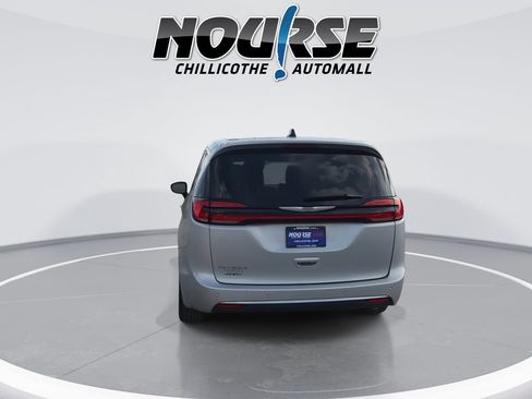Used 2023 Chrysler Pacifica Touring-L FWD image 7