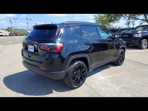 Used 2024 Jeep Compass Latitude w/ Convenience Group AWD/4WD image 8