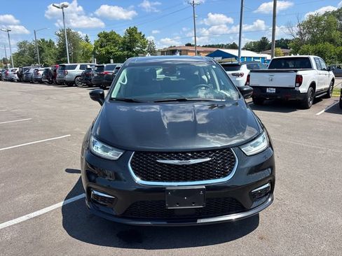Used 2023 Chrysler Pacifica Touring-L FWD image 5