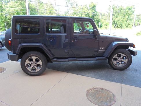 Used 2017 Jeep Wrangler Unlimited Sahara w/ Connectivity Group AWD/4WD image 24
