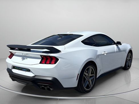 Used 2025 Ford Mustang Coupe RWD image 3