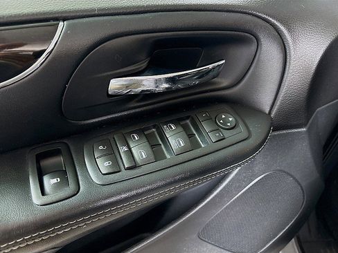 Used 2017 Dodge Grand Caravan SE image 18