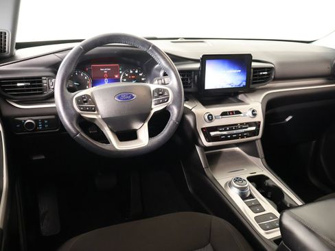Used 2022 Ford Explorer XLT RWD image 2