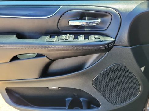 Used 2016 Dodge Grand Caravan SE FWD image 14