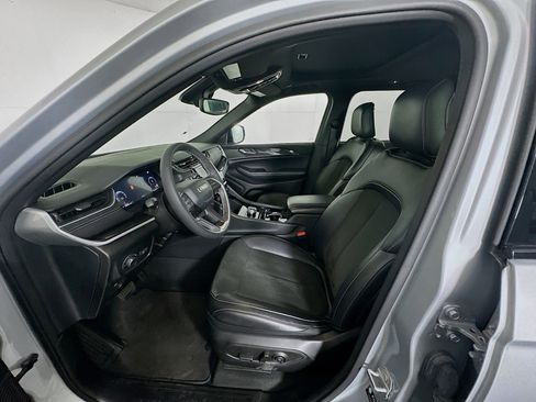 Used 2023 Jeep Grand Cherokee Altitude image 13