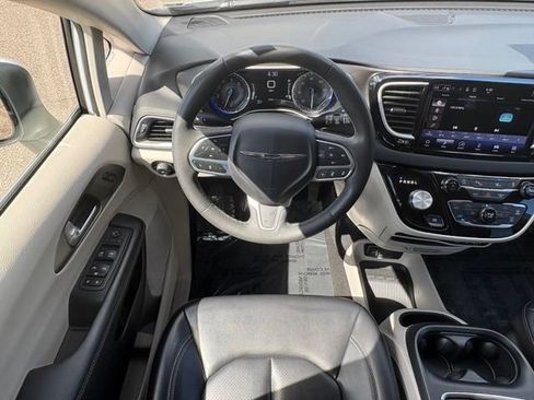 Used 2023 Chrysler Pacifica Touring-L FWD image 11
