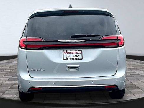 Used 2024 Chrysler Pacifica Touring-L FWD image 5