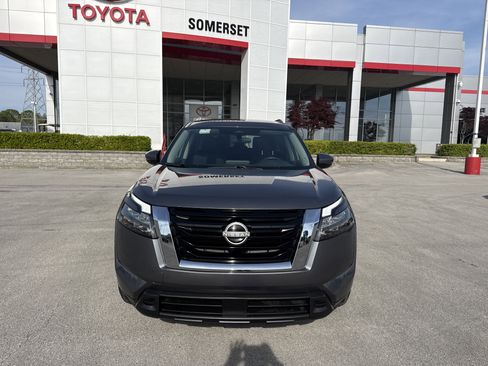 Used 2025 Nissan Pathfinder SV image 2