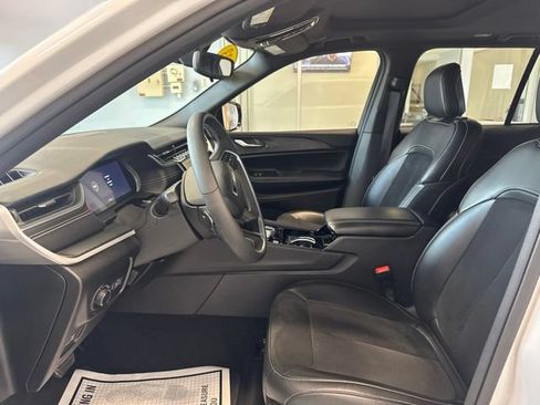 Used 2023 Jeep Grand Cherokee Altitude AWD/4WD image 14
