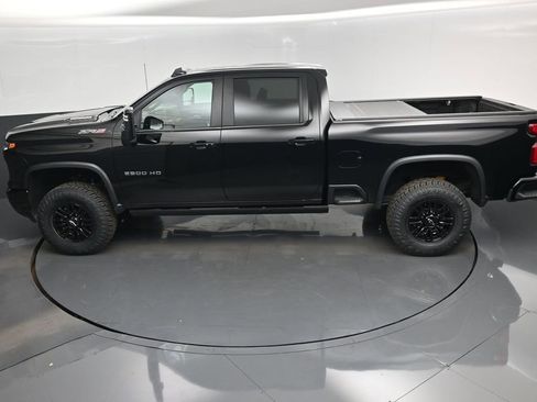 Used 2024 Chevrolet Silverado 2500 ZR2 w/ Technology Package image 14