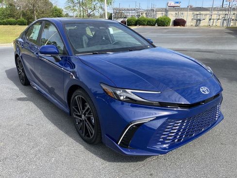 Used 2025 Toyota Camry XSE FWD image 7