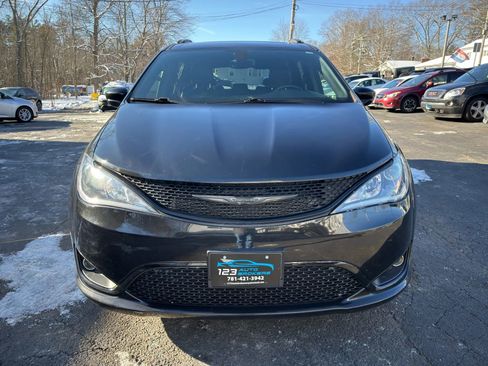 Used 2019 Chrysler Pacifica Touring-L w/ S Appearance Package image 2