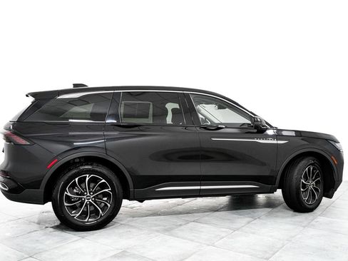 Used 2025 Lincoln Nautilus Premier AWD/4WD image 7