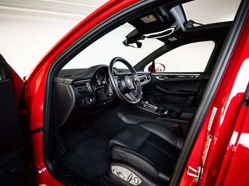 Certified 2026 Porsche Macan image 4