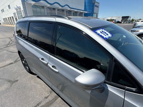 Used 2019 Chrysler Pacifica Touring-L Plus w/ Advanced Safetytec Group FWD image 14