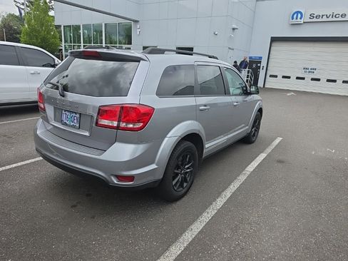 Used 2019 Dodge Journey SE w/ Connectivity Group FWD image 4