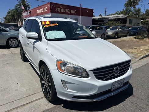Used 2016 Volvo XC60 T5 Premier w/ Proximity Package FWD image 2