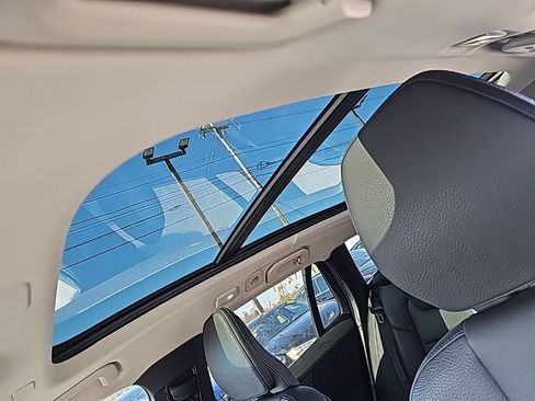 Used 2025 Volvo V60 B5 Cross Country Plus image 10