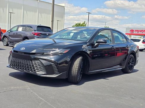 Used 2025 Toyota Camry SE AWD/4WD image 4