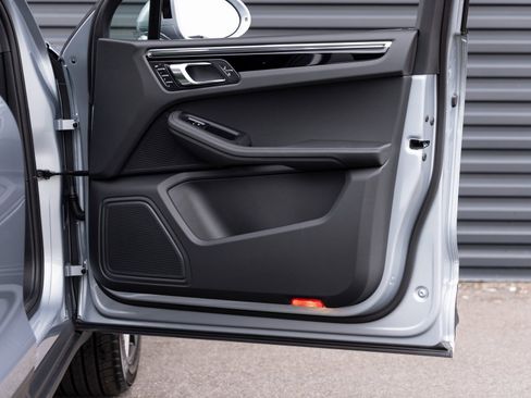 Used 2025 Porsche Macan image 31