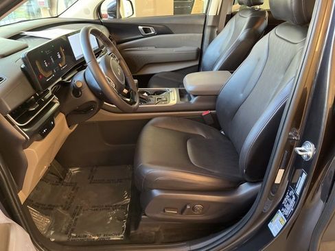 Used 2025 Kia Carnival image 16