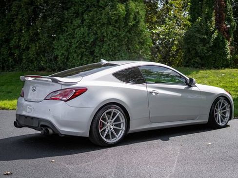 Used 2016 Hyundai Genesis Coupe 3.8 RWD image 5