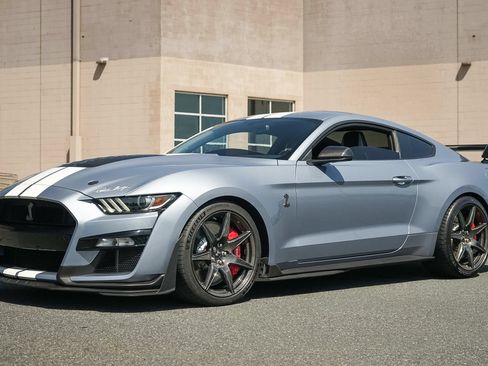 Used 2022 Ford Mustang Shelby GT500 w/ Carbon Fiber Track Pack RWD image 2