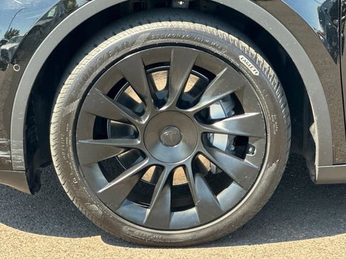 Used 2022 Tesla Model Y Long Range AWD/4WD image 25