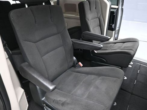 Used 2018 Dodge Grand Caravan SE w/ UConnect Hands-Free Group image 23