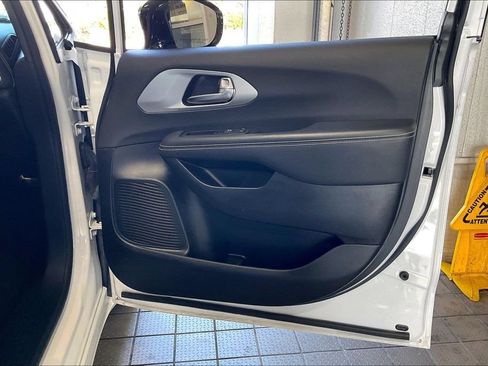 Used 2025 Chrysler Pacifica Limited FWD image 23