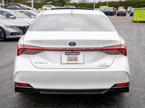 Certified 2021 Toyota Avalon XLE w/ Moonroof Package image 4