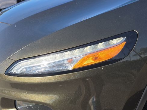 Used 2016 Jeep Cherokee Latitude w/ Cold Weather Group image 10