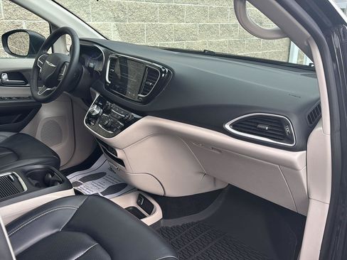 Used 2023 Chrysler Pacifica Touring-L FWD image 19