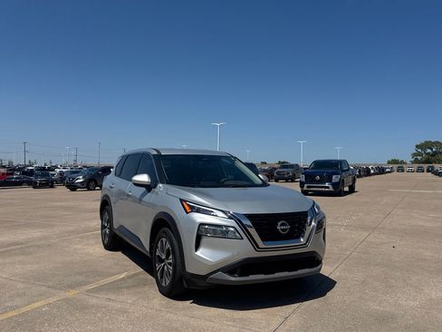 Used 2023 Nissan Rogue SV FWD image 2