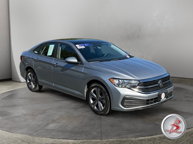 Used 2024 Volkswagen Jetta SE FWD image 1