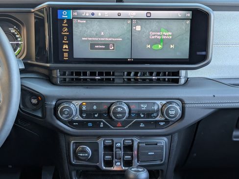 Used 2025 Jeep Wrangler Sahara image 25