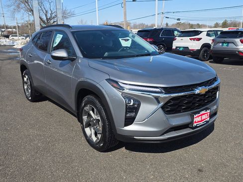 Certified 2025 Chevrolet Trax LT w/ Driver Confidence Package image 9