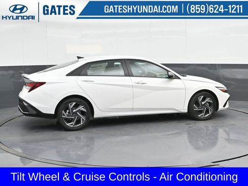 Used 2025 Hyundai Elantra Sport FWD image 3