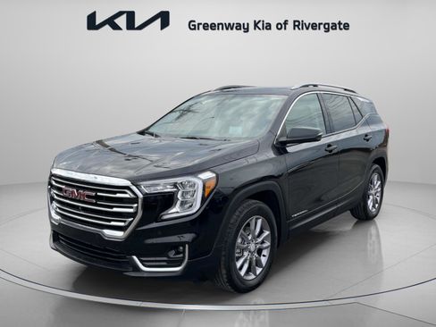 Used 2023 GMC Terrain SLT w/ Infotainment Package II image 3