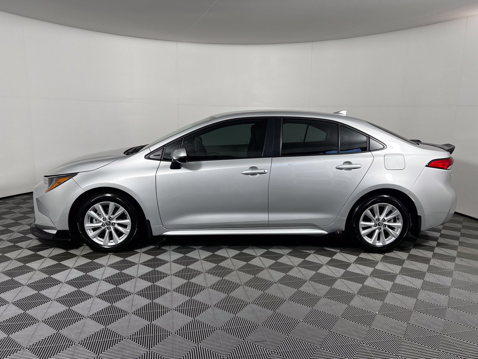 Used 2025 Toyota Corolla LE w/ LE Premium Package FWD image 8