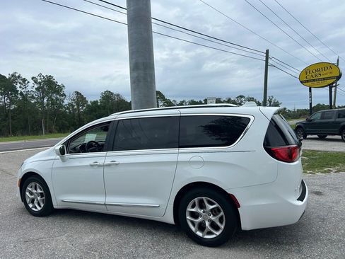 Used 2018 Chrysler Pacifica Touring-L Plus w/ Tire & Wheel Group FWD image 5