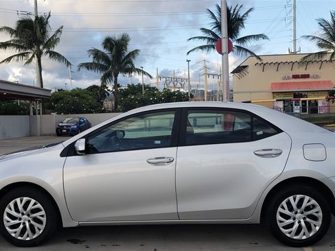 Used 2018 Toyota Corolla LE FWD image 2