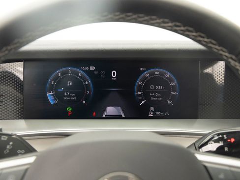 Used 2025 Volkswagen Tiguan SE image 16