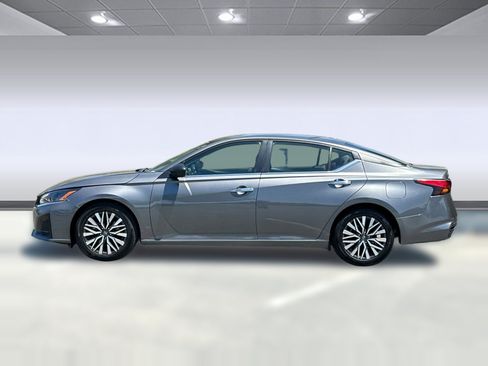 Used 2024 Nissan Altima 2.5 SV FWD image 2