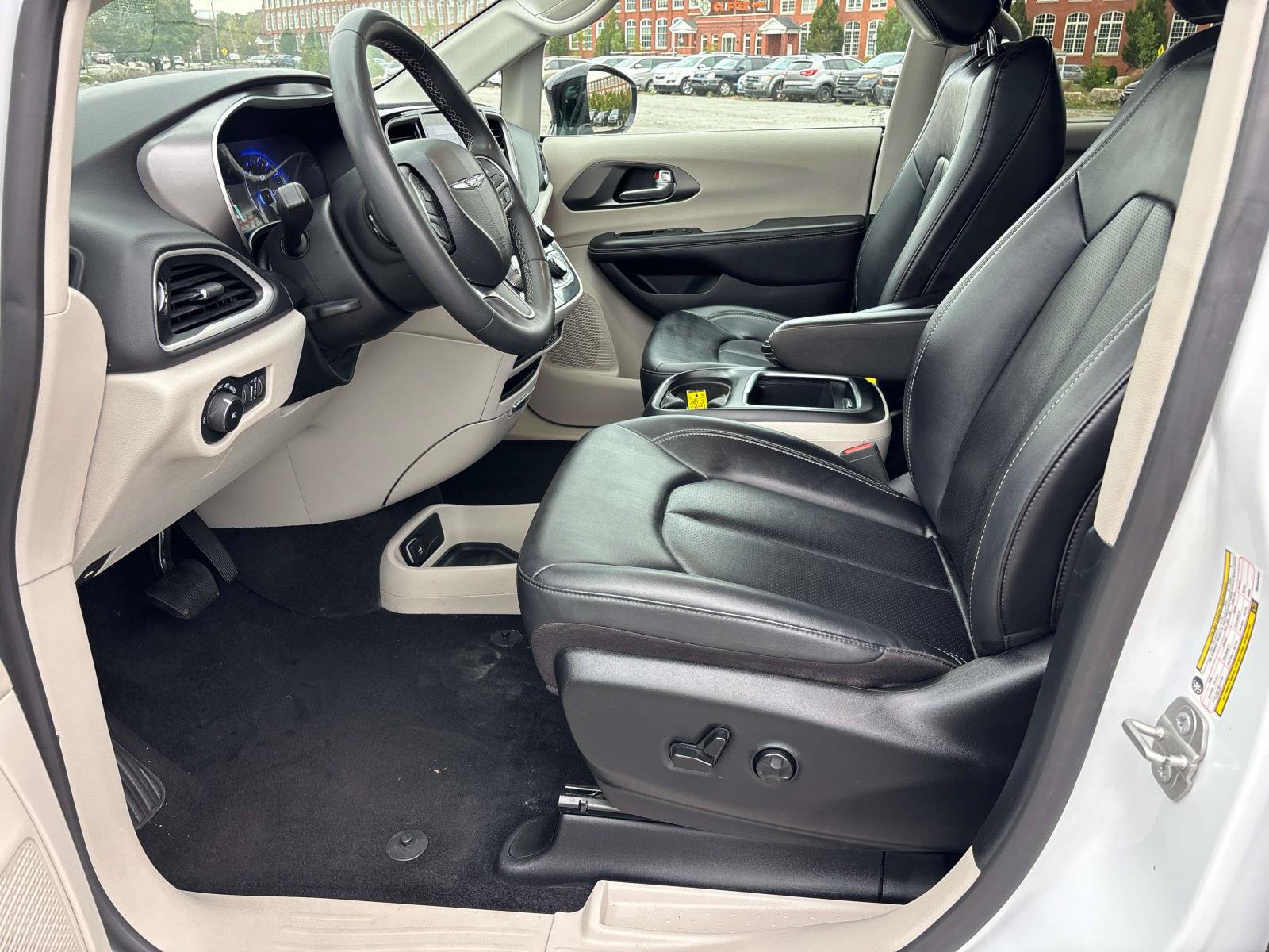 Used 2024 Chrysler Pacifica Touring-L FWD image 11
