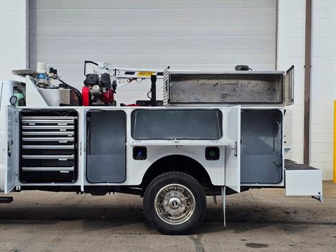 Used 2016 Ford F550 2WD Regular Cab Super Duty image 11