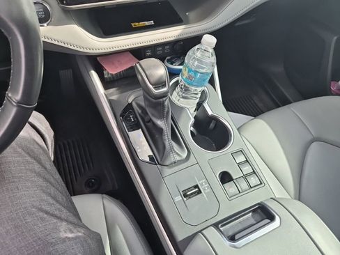 Used 2023 Toyota Highlander XLE image 9