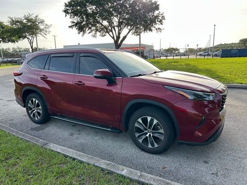 Used 2022 Toyota Highlander XLE FWD image 8
