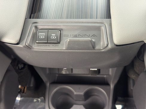 Used 2021 Toyota Sienna Limited image 37